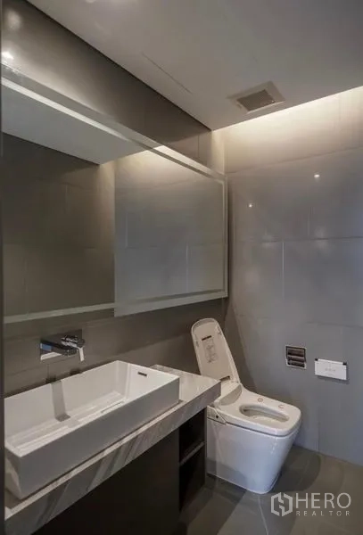 คอนโด ให้เช่าในSathon, Bangkok - ห้องน้ำกระเบื้องเทาสมัยใหม่ อ่างล้างหน้ากว้าง ตู้กระจก และโถสุขภัณฑ์อัจฉริยะ