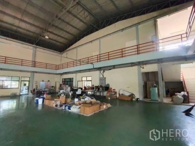 คลังสินค้า ขายในKhlong Toei, Bangkok - พื้นที่โกดังชั้นล่างพร้อมทางเดินชั้นลอย บันได และโซนเก็บอุปกรณ์