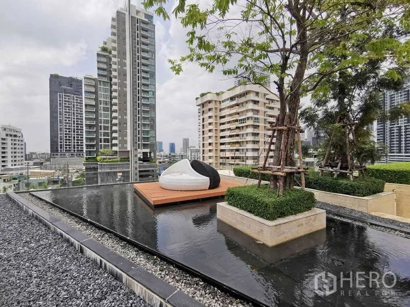 คอนโด ให้เช่าหรือขายในWatthana, Bangkok - สกายการ์เดนพร้อมบ่อน้ำสะท้อนและม้านั่ง วิวตึกสูงใจกลางเมือง