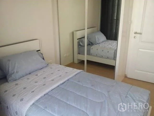 คอนโด ให้เช่าในBangkok - ห้องนอนขนาดกำลังดี เตียงเดี่ยว ตู้เสื้อผ้าบานกระจก เฉดผ้าปูสีฟ้า