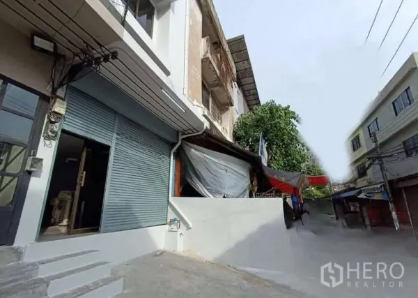 อาคารพาณิชย์ ขายในSuan Luang, Bangkok - ด้านหน้าอาคารพาณิชย์พร้อมประตูม้วน บนซอยท้องถิ่นย่านอ่อนนุช