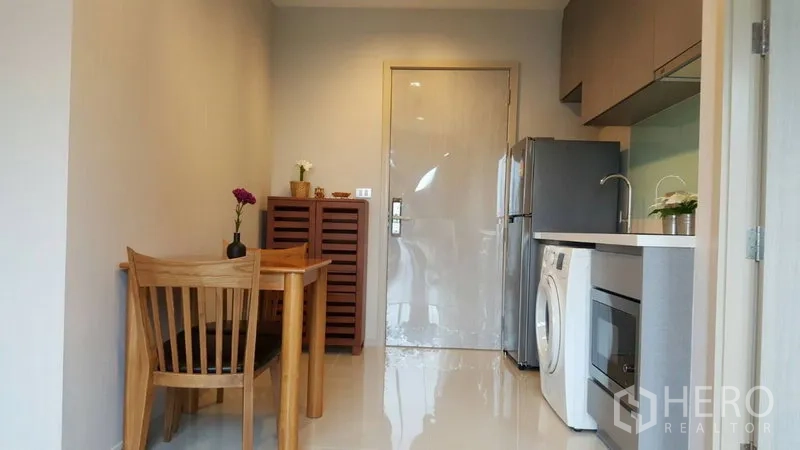 คอนโด ให้เช่าในKhlong Toei, Bangkok - มุมทานอาหารสำหรับสองคนติดกับครัวยุคใหม่และตู้เย็นขนาดใหญ่