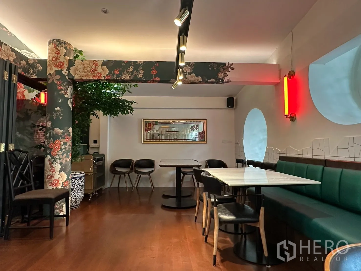 Detached House for rent in Watthana, Bangkok - Corner lounge with floral columns, track lights, and marble tables.