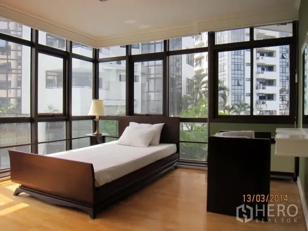 คอนโด ให้เช่าในWatthana, Bangkok - ห้องนอนมุมกระจกโดยรอบ เตียงเดี่ยว พื้นไม้ มองเห็นอาคารรอบข้าง