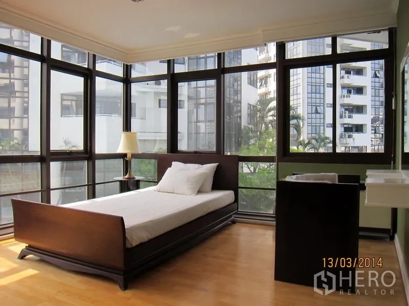 คอนโด ให้เช่าในWatthana, Bangkok - ห้องนอนมุมกระจกโดยรอบ เตียงเดี่ยว พื้นไม้ มองเห็นอาคารรอบข้าง