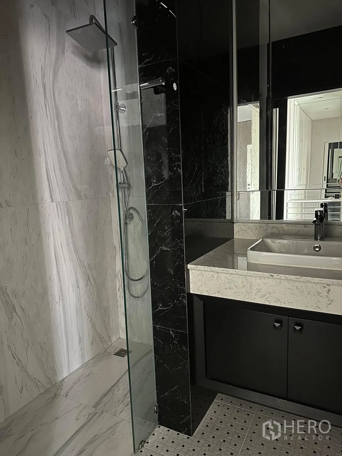 บ้าน ให้เช่าในLat Krabang, Bangkok - ห้องน้ำสมัยใหม่พร้อมตู้ชาวเวอร์กระจก ผนังหินอ่อนสีดำ และเคาน์เตอร์ล้างหน้า