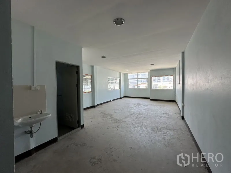 คลังสินค้า ให้เช่าในBueng Kum, Bangkok - ทางเดินบริการด้านข้าง ผนังเมทัลชีท อ่างล้างมือ และประตูทางเข้าหลัง