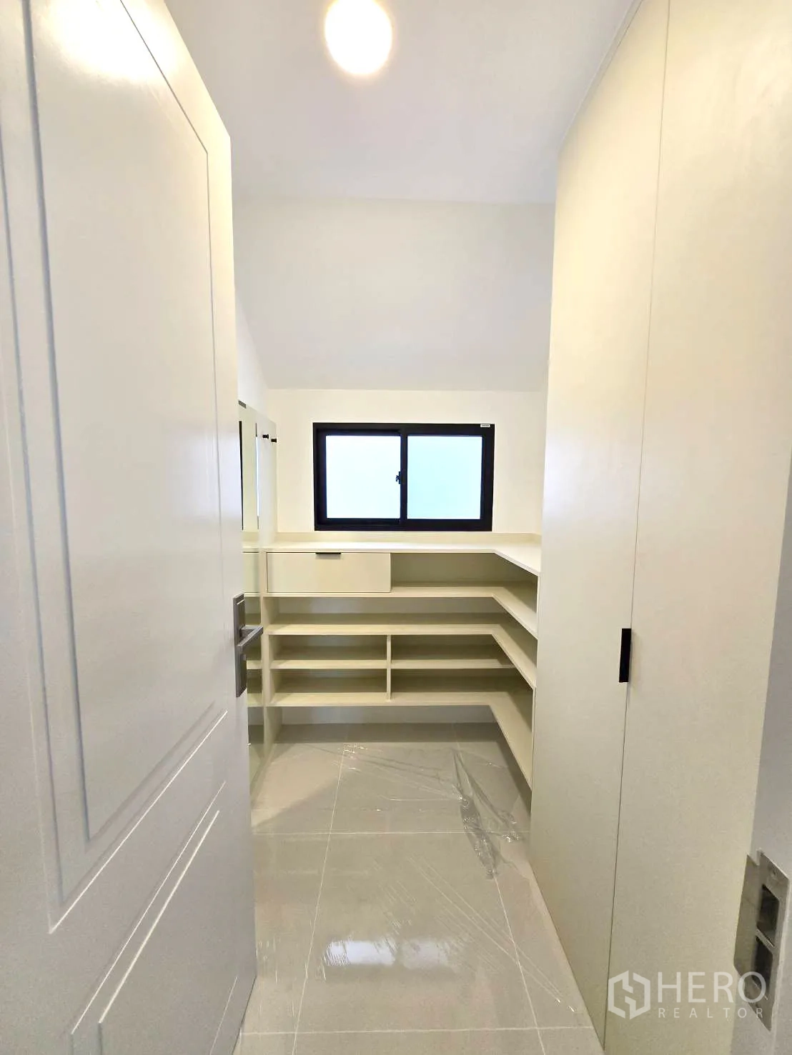 Detached House for rent in Saphan Sung, Bangkok - Compact service bathroom with toilet and wall‑hung basin.