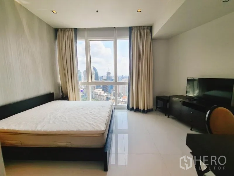 公寓 出租在Khlong Toei, Bangkok - 主卧面向高窗和窗帘，享全景城市视野。