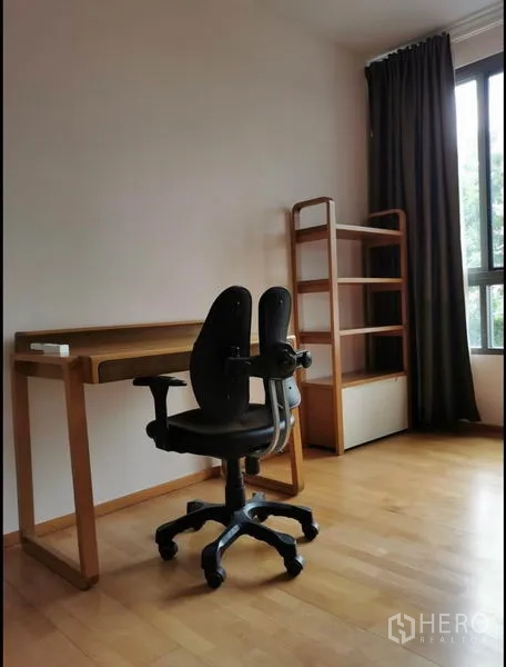 คอนโด ให้เช่าในKhlong Toei, Bangkok - มุมทำงานพร้อมโต๊ะ ชั้นวาง และหน้าต่างสูงจรดพื้น