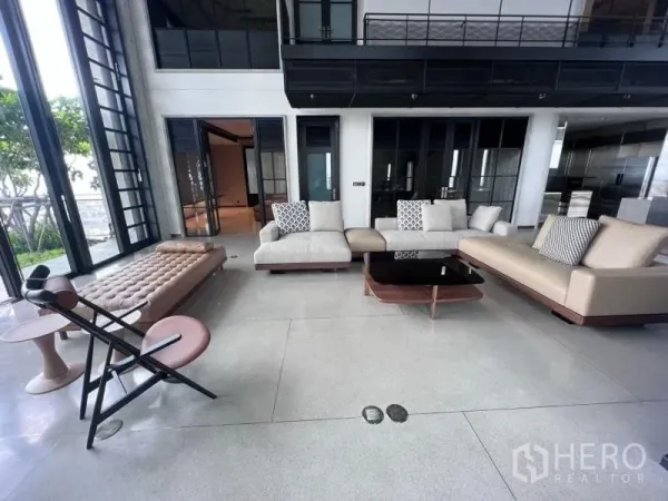 คอนโด ให้เช่าในSathon, Bangkok - โถงนั่งเล่นแบบเปิดโล่ง โซฟาทันสมัยรับวิวเฉลียงติดสวน