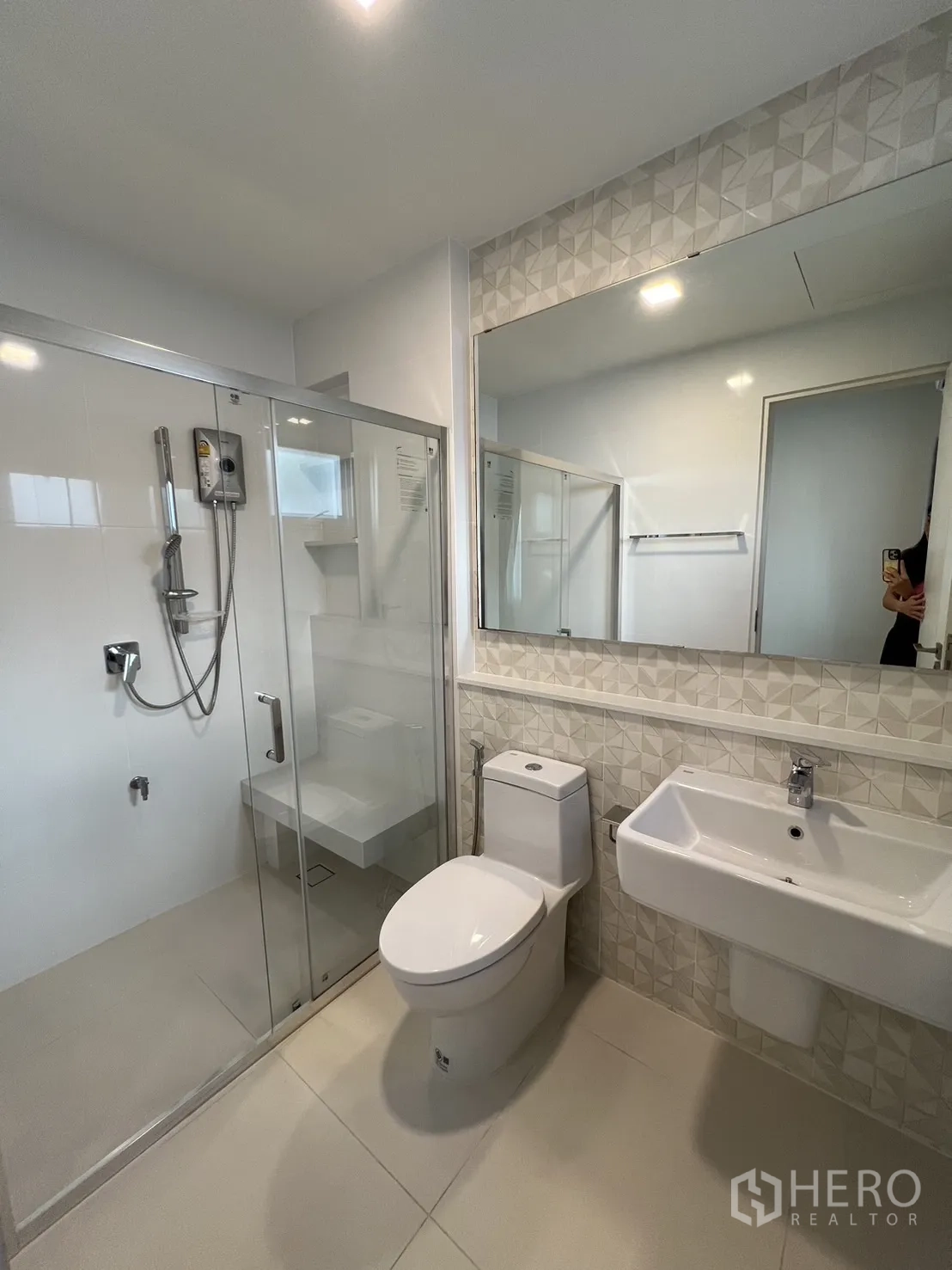 独立式住宅 出租在Prawet, Bangkok - 现代卫浴，玻璃淋浴间与大镜面。