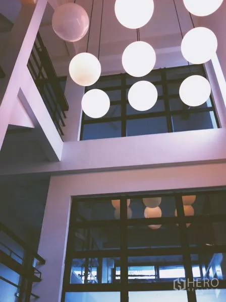 สำนักงานที่บ้าน ให้เช่าในChatuchak, Bangkok - โคมไฟแขวนหลายดวงในโถงเพดานสูงพร้อมหน้าต่างทรงสูง