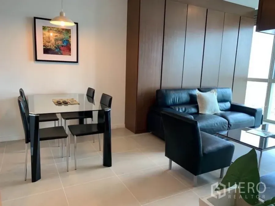 คอนโด ให้เช่าในKhlong San, Bangkok - ห้องนั่งเล่นพร้อมโต๊ะทานข้าว โต๊ะกระจก โซฟาหนัง และหน้าต่างบานใหญ่