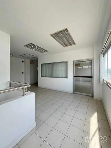 货栈 出租在Lat Krabang, Bangkok - 二层楼梯厅，大窗户与日光灯，空间明亮。