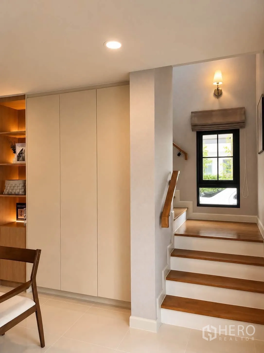 独栋房屋 for rent in Bang Phli, Samut Prakan - 楼梯平台带内置柜体与窗户引入日光。