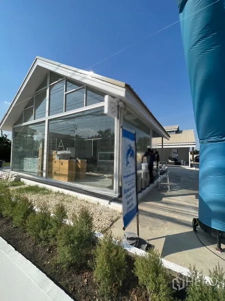 พื้นที่ขายปลีก ให้เช่าในPrawet, Bangkok - อาคารพาวิลเลี่ยนกระจกทรงจั่วสมัยใหม่ พร้อมพื้นที่โชว์สินค้ามองเห็นชัดเจน