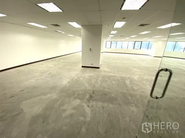 สำนักงาน ให้เช่า - สำนักงานโอเพนสเปซ 145 ตร.ม. ประตูกระจก ผนังสีขาว ฝ้าเพดานไลท์บ็อกซ์ และหน้าต่างบานยาว.