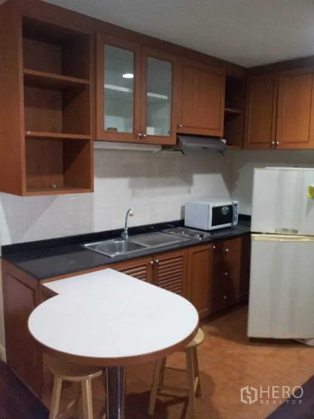 คอนโด ให้เช่า - ครัวบิวท์อินพร้อมตู้เก็บของ อ่างล้างจาน ตู้เย็น ไมโครเวฟ และเคาน์เตอร์บาร์