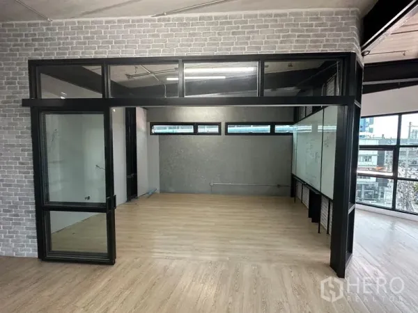 สำนักงาน ให้เช่าในChatuchak, Bangkok - ห้องประชุมกระจกพร้อมช่องแสงด้านบนและพื้นลามิเนตลายไม้