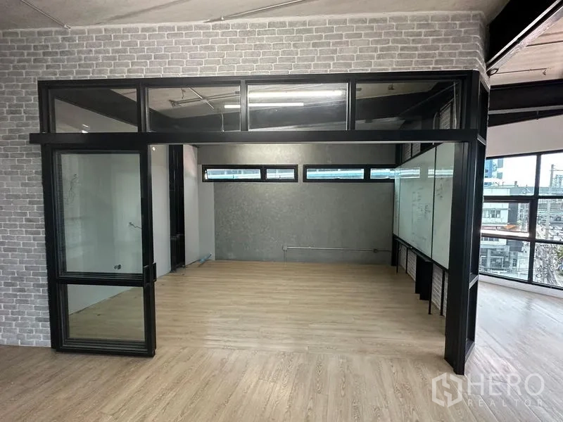 สำนักงาน ให้เช่าในChatuchak, Bangkok - ห้องประชุมกระจกพร้อมช่องแสงด้านบนและพื้นลามิเนตลายไม้