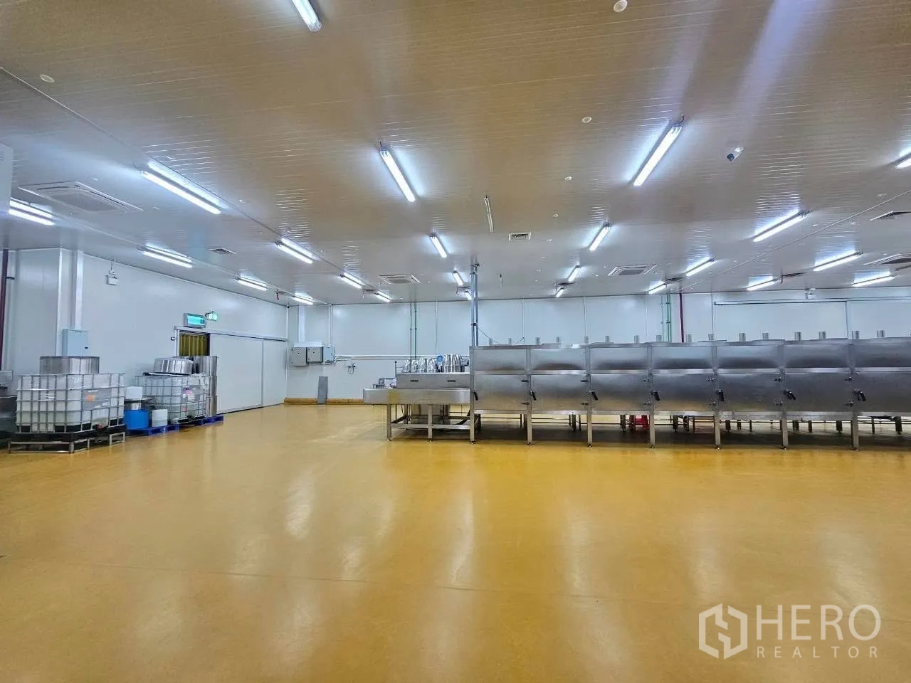 工厂 for rent in Mueang Samut Sakhon, Samut Sakhon - 宽敞加工大厅，机械设备与明亮LED灯。