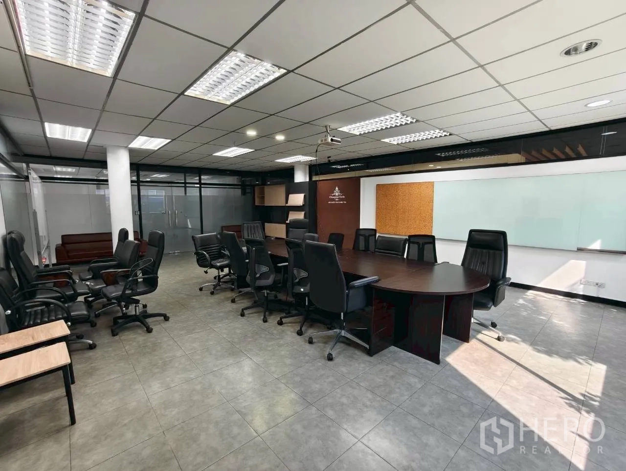 独立物业 for rent in Lak Si, Bangkok - 行政会议室，椭圆形会议桌与皮椅。