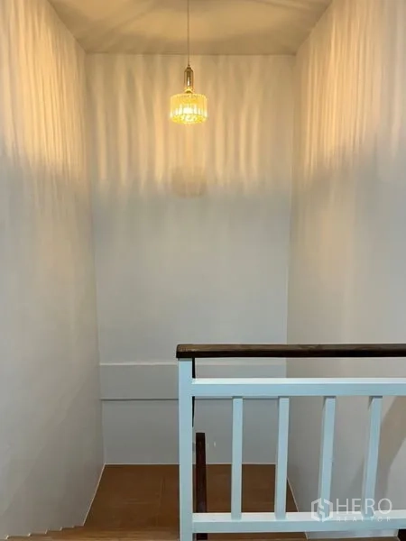 ทาวน์เฮาส์ ให้เช่าในDin Daeng, Bangkok - โถงบันไดติดโคมแขวนสไตล์โมเดิร์น ผนังสีขาวสะอาดตา.
