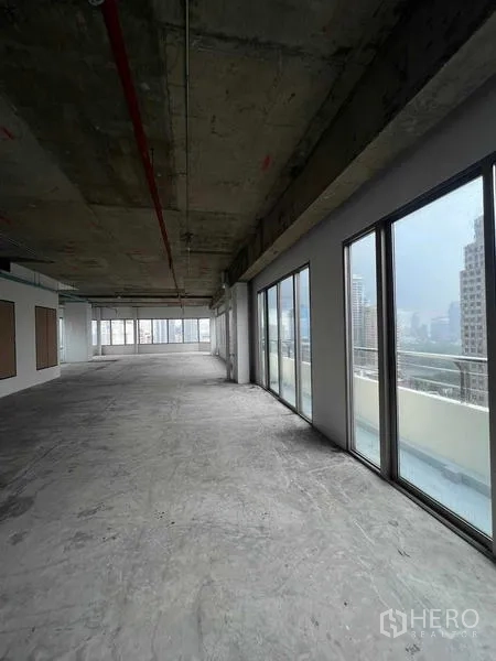 สำนักงาน ให้เช่าในWatthana, Bangkok - พื้นที่สำนักงานสภาพเปล่าพร้อมกระจกสูงจรดพื้นและราวระเบียง มองเห็นตึกในเมือง