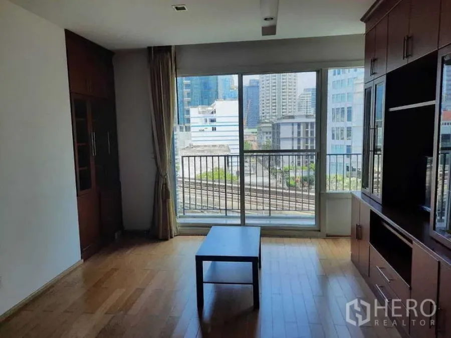 公寓 出租在Khlong Toei, Bangkok - 客厅推拉玻璃门通向阳台，眺望城市景致。