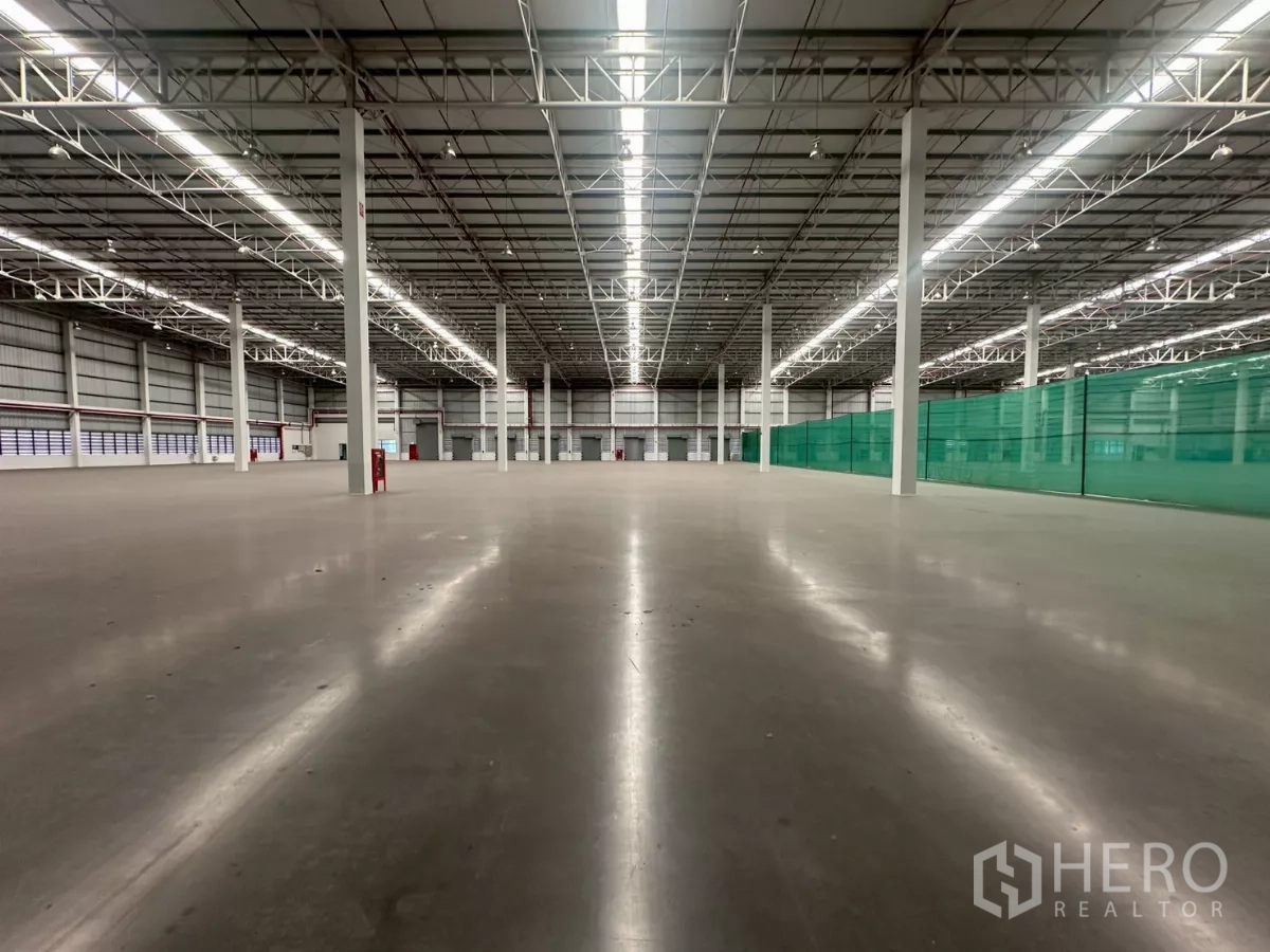Warehouse for rent in Bang Phli, Samut Prakan - Bright mezzanine office with tiled floors and large windows overlooking the site.