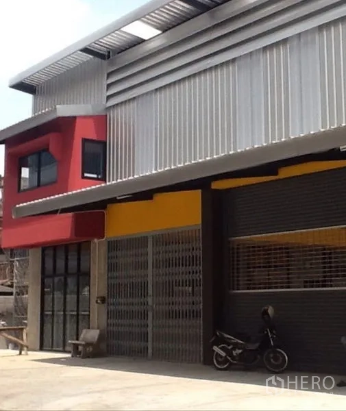 货栈 出租在Bang Kapi, Bangkok - 面街仓库立面，红黄撞色和金属屋顶。