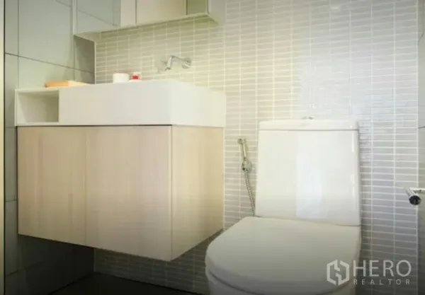 คอนโด ให้เช่าในPhaya Thai, Bangkok - ห้องน้ำสว่าง พร้อมอ่างลอย โถสุขภัณฑ์ และผนังกระเบื้องสีเทาอ่อน