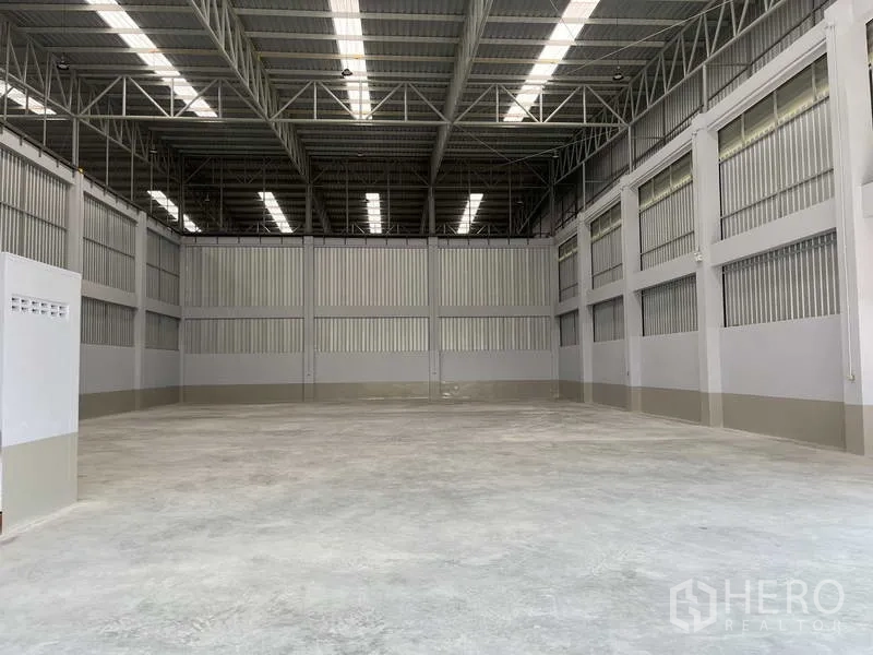 Warehouse for rent in Khlong Luang, Pathum Thani - Open 400 sqm storage floor with polished concrete and ventilated side panels.