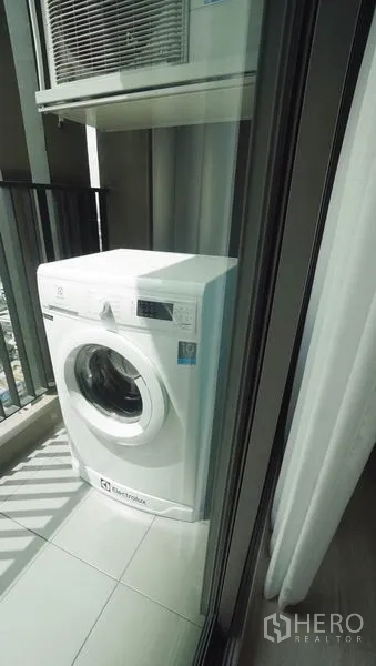 คอนโด ขายในKhlong Toei, Bangkok - ระเบียงคอนโดพร้อมเครื่องซักผ้าฝาหน้าและราวกันตก