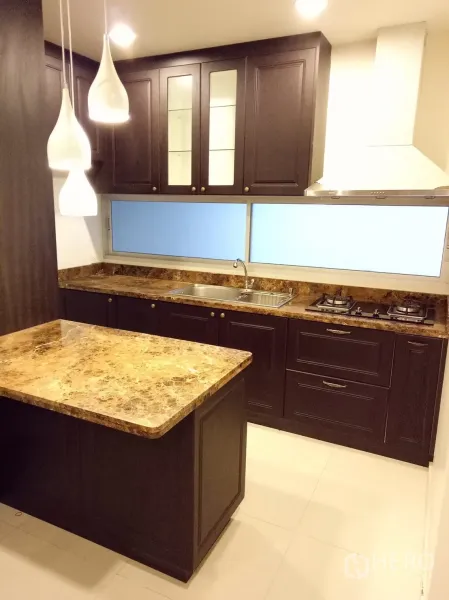 ทาวน์เฮาส์ ให้เช่าในSuan Luang, Bangkok - ครัวบิวท์อินเคาน์เตอร์หินอ่อน เกาะกลาง เตาแก๊ส เครื่องดูดควัน และตู้ไม้สีเข้ม