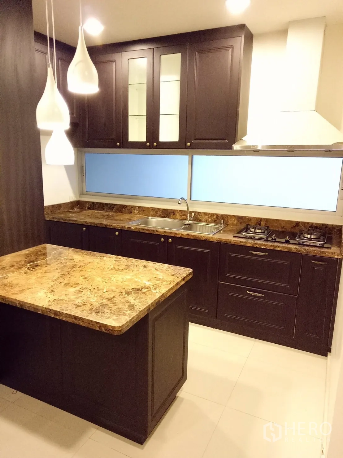 ทาวน์เฮาส์ ให้เช่าในSuan Luang, Bangkok - ครัวบิวท์อินเคาน์เตอร์หินอ่อน เกาะกลาง เตาแก๊ส เครื่องดูดควัน และตู้ไม้สีเข้ม