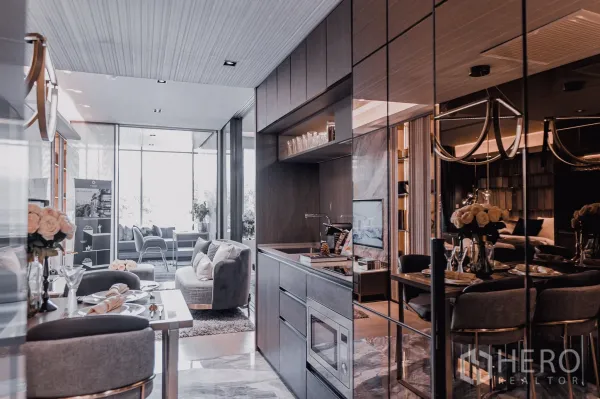 公寓 出售 - 开放式格局的小厨房、客餐厅与落地窗，现代精装修。