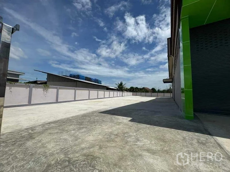 工厂 出售在Samut Sakhon - 工厂侧面超大硬化场地，适合卡车通行与调头。