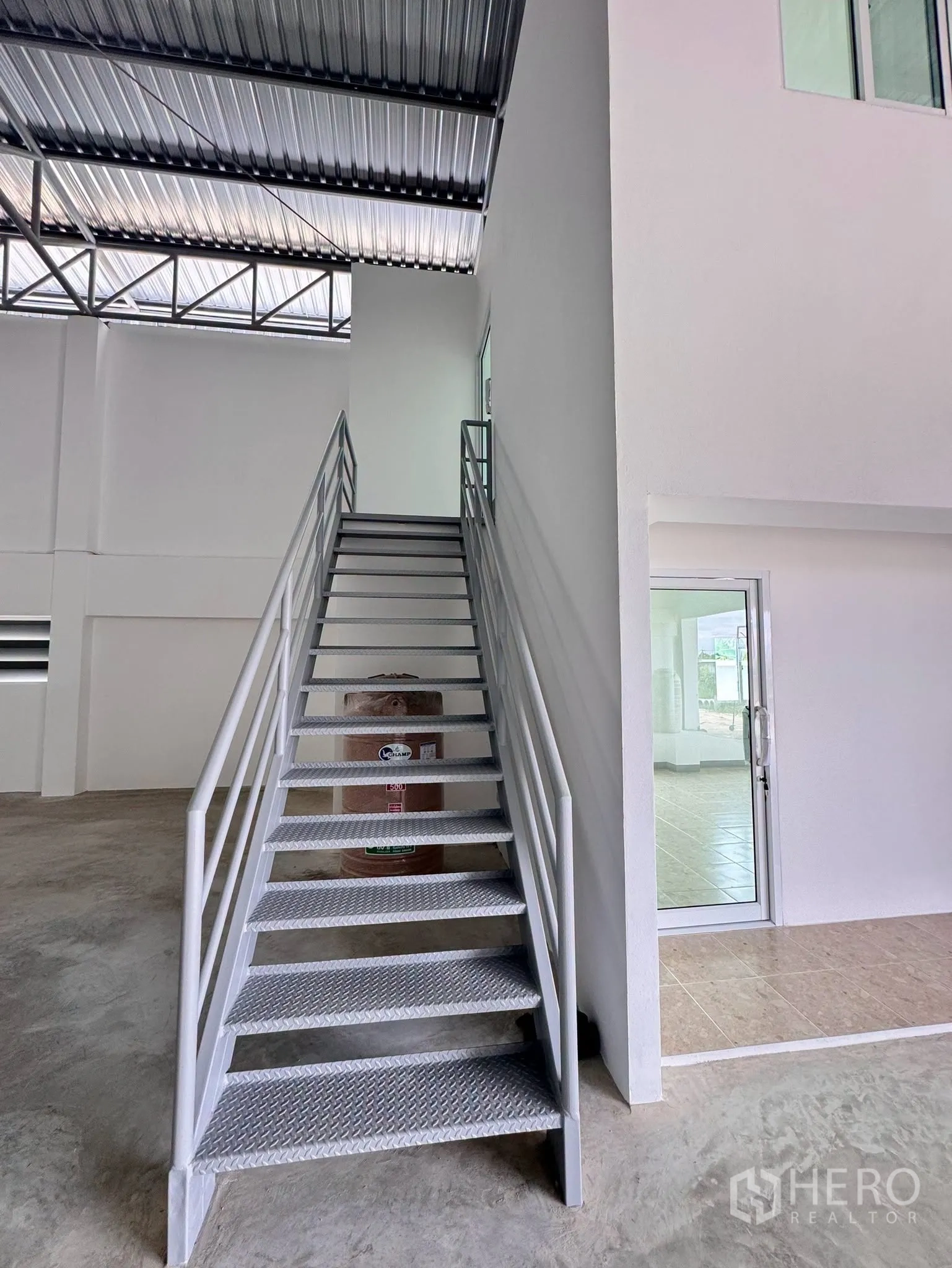 โกดัง for rent in Bang Bo, Samut Prakan - บันไดเหล็กสู่สำนักงานชั้นลอย ข้างประตูกระจก