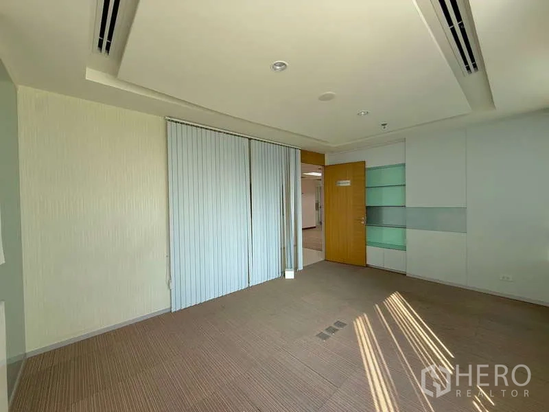 办公空间 出租在Chatuchak, Bangkok - 会议室，地毯、竖百叶与推拉隔断