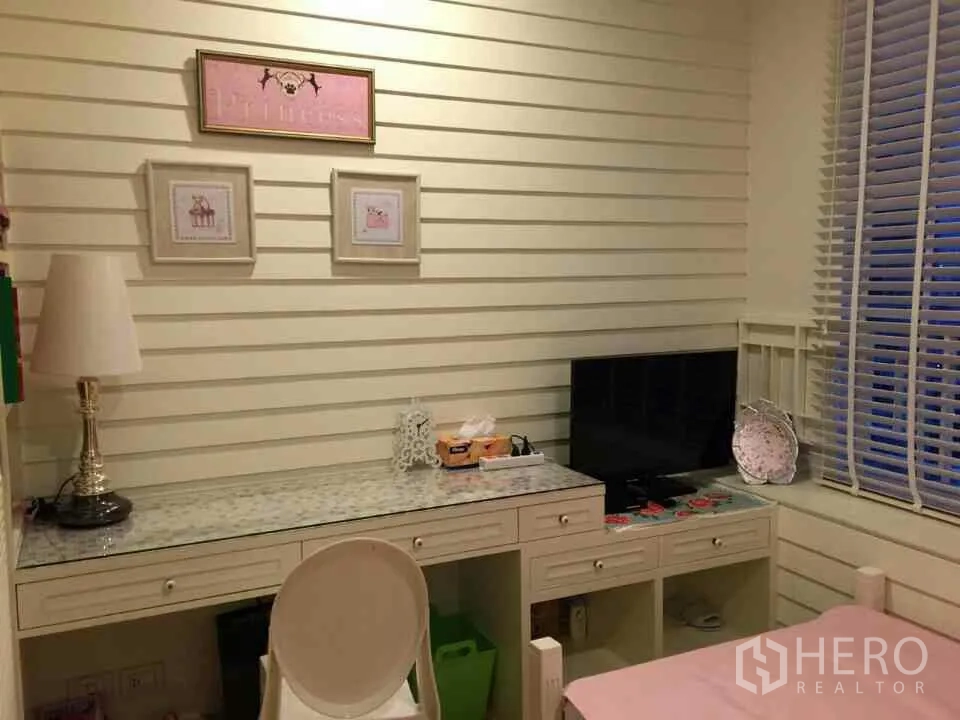 คอนโด ให้เช่าหรือขายในWatthana, Bangkok - ห้องนอนรองพร้อมโต๊ะทำการบ้านแบบบิลด์อินยาว ทีวี และบานมู่ลี่หน้าต่าง