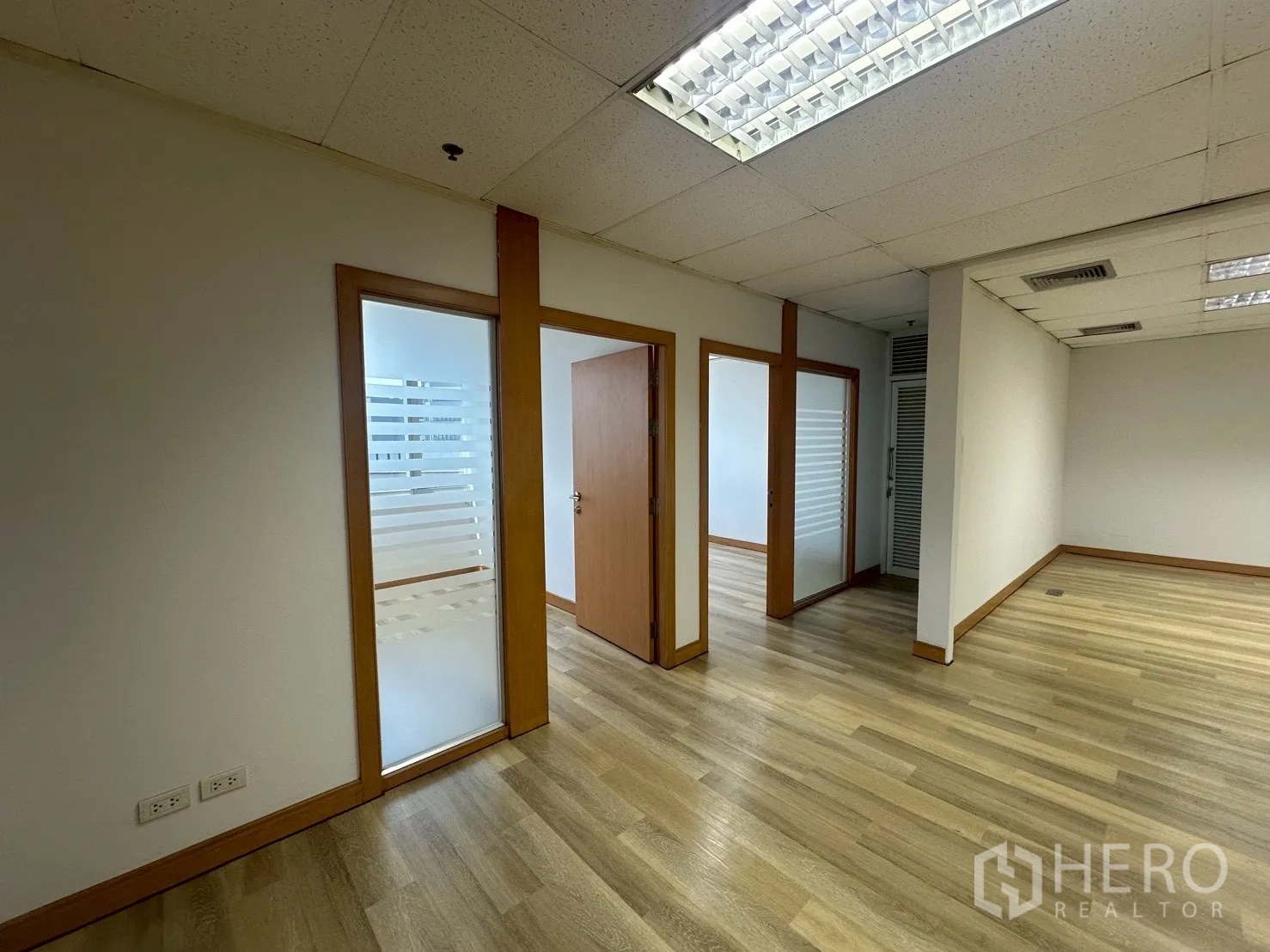 สำนักงาน ให้เช่า - ระยะใกล้ของห้องทำงานขนาดเล็กสามห้อง พร้อมกระจกฝ้าและกรอบไม้