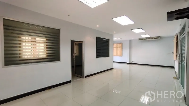 สำนักงานที่บ้าน ให้เช่าในHuai Khwang, Bangkok - โถงสำนักงานกว้างไฟฝังฝ้า หน้าต่างฟิล์มฝ้า และประตูกระจกภายใน