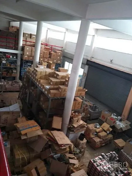 零售空间 出售在Bang Khun Thian, Bangkok - 挑高仓库空间，立柱、夹层与堆放货架。