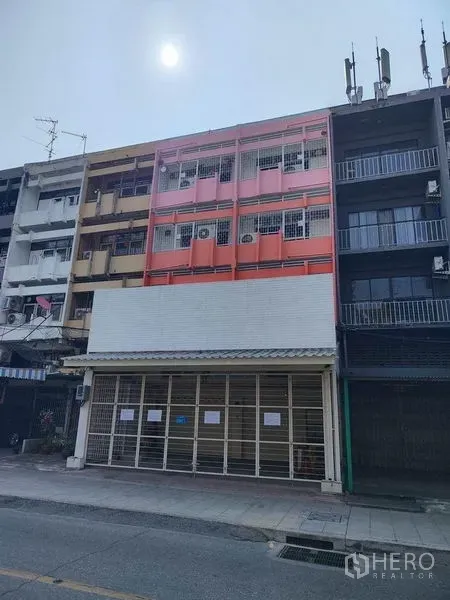 店屋 出租在Sathon, Bangkok - 沙吞区多层店屋外观，街边可上锁的金属门面与彩色立面。