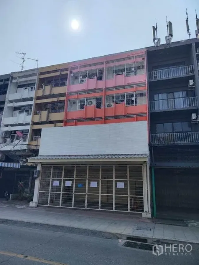 店屋 出租在Sathon, Bangkok - 沙吞区多层店屋外观，街边可上锁的金属门面与彩色立面。