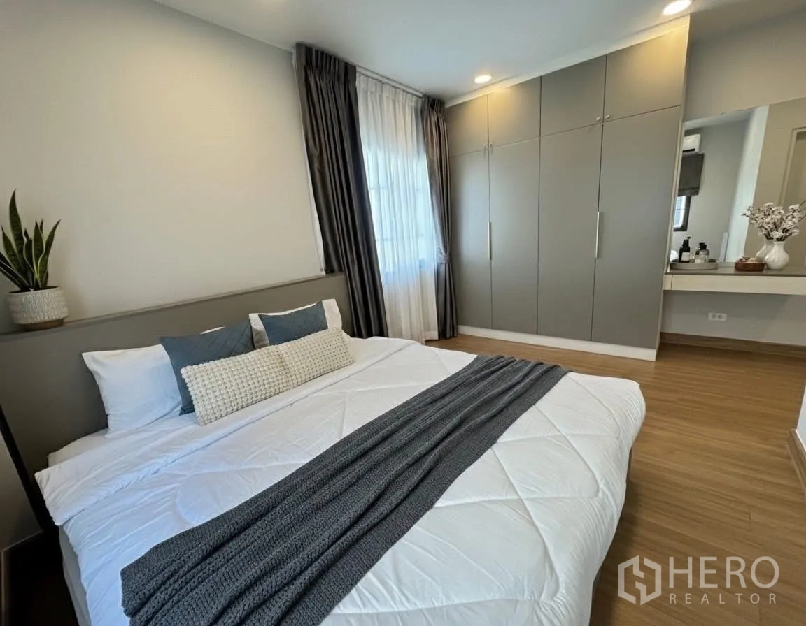 Detached House for rent in Bang Phli, Samut Prakan - Bedroom featuring a king bed, gray wardrobes, and a windowed dressing table.