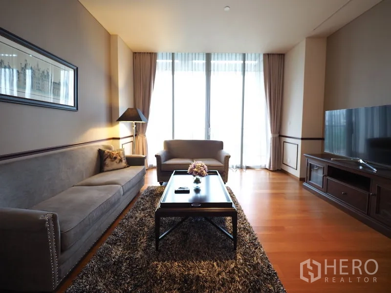 คอนโด ให้เช่าในSathon, Bangkok - ห้องนั่งเล่นสว่างพร้อมชุดโซฟา ชั้นวางทีวี และหน้าต่างสูงจรดเพดาน