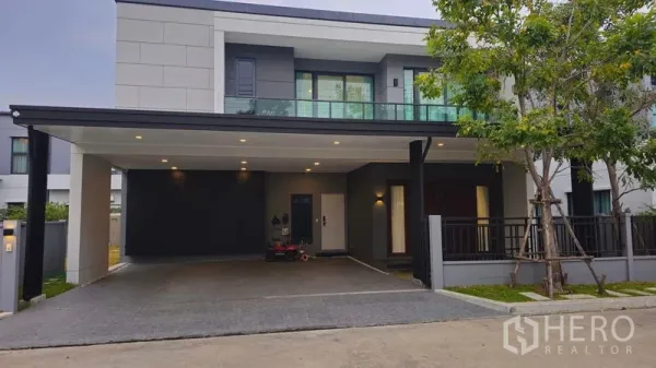 บ้าน ขายในSai Mai, Bangkok - มุมมองหน้าบ้านติดถนนของบ้านเดี่ยวโมเดิร์น พร้อมโรงจอดรถคู่ ในสายไหม กรุงเทพฯ